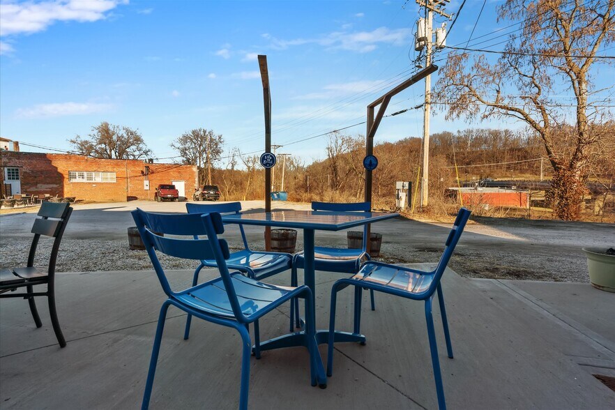 More Photos Of 451 S Thompson Ave, Excelsior Springs Bar For Sale