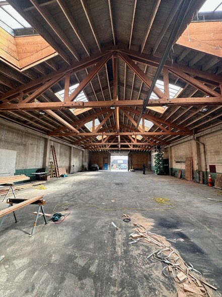 More Photos Of 633 SE Clay St, Portland Showroom For Lease