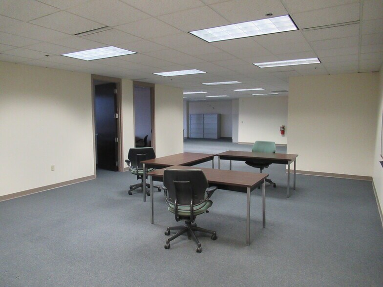 More Photos Of 3201 W White Oaks Dr, Springfield Office For Sale