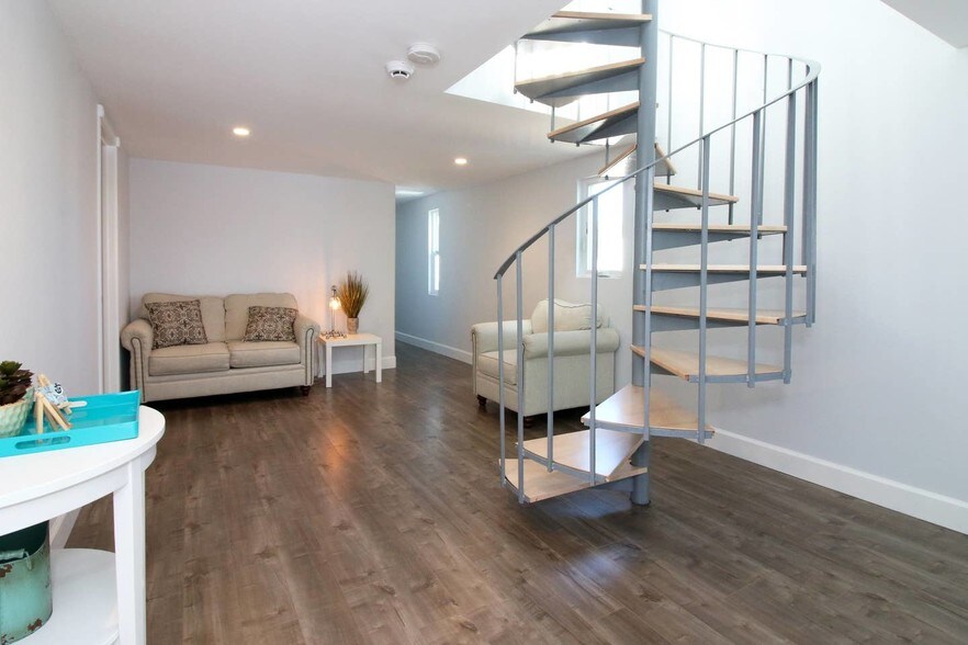 More Photos Of 1146-1148 Garnet Ave, San Diego General Retail For Sale