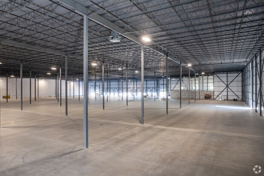 More Photos Of 151 Garden Ave, Brantford Distribution For Lease