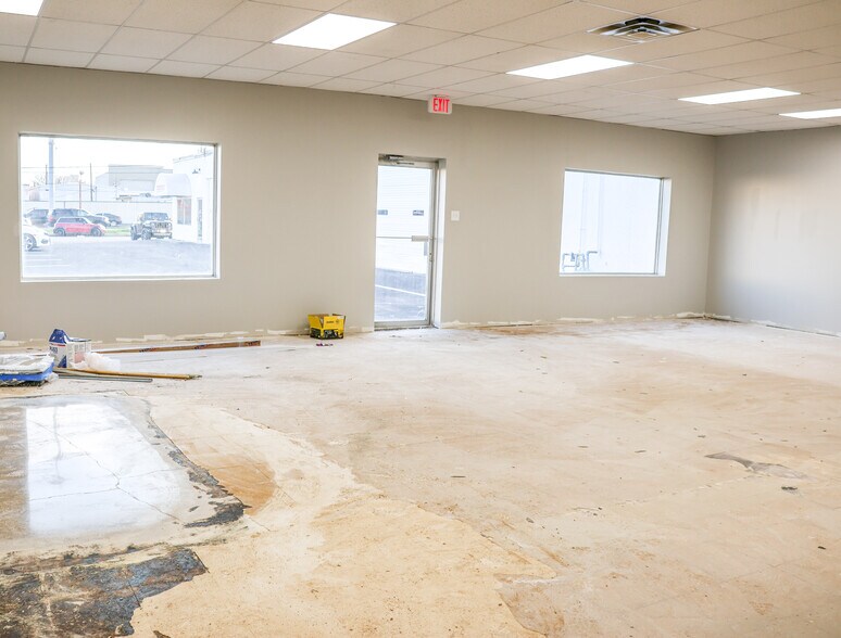 More Photos Of 2700 White Settlement Rd, Fort Worth Showroom For Lease