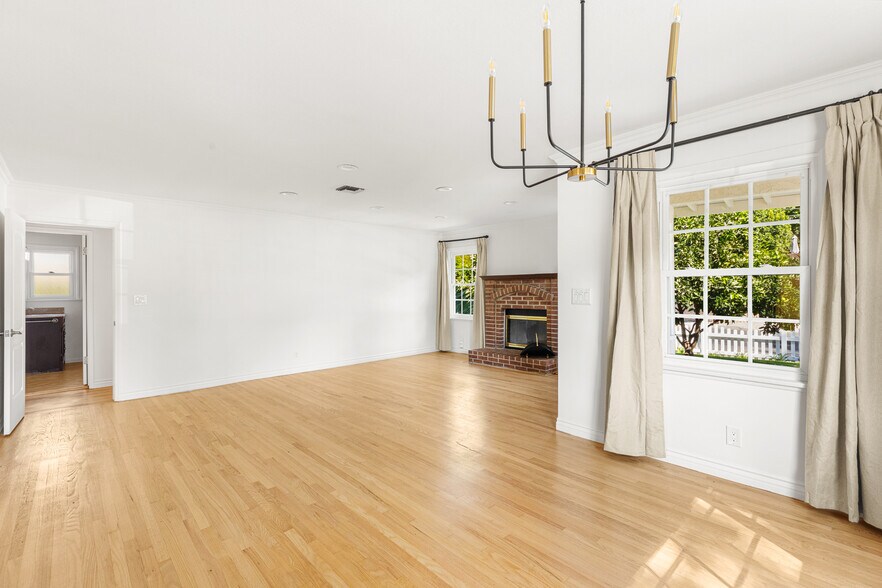 More Photos Of 5131 Don Pio Dr, Woodland Hills Multifamily For Sale