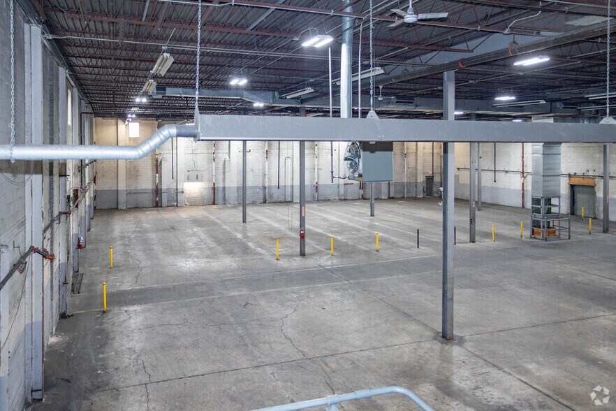 More Photos Of 11 E 2nd St, Mineola Warehouse For Lease
