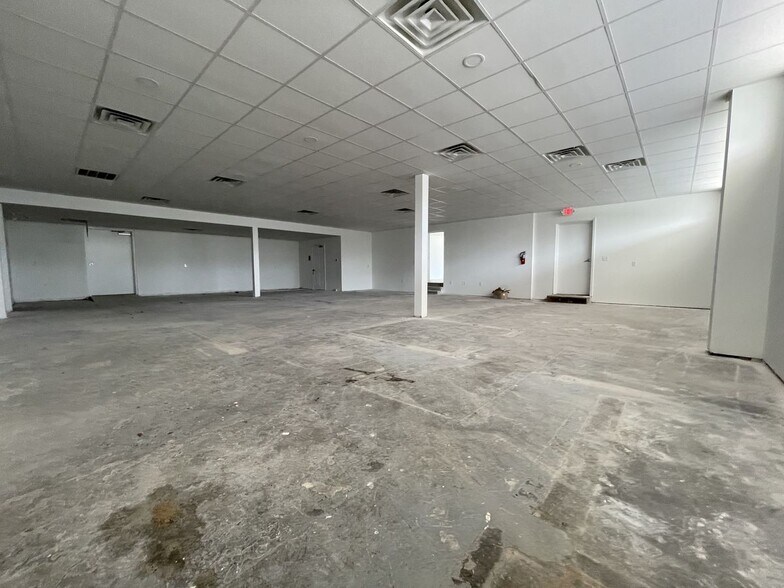 More Photos Of 400 W Cervantes St, Pensacola Flex For Lease