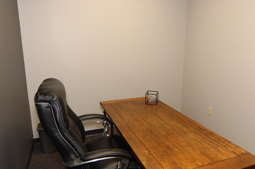 More Photos Of 2295 S Hiawassee Rd, Orlando Office For Sale