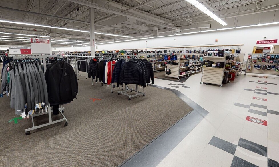 More Photos Of 397-443 Western Ave, South Portland Storefront For Lease