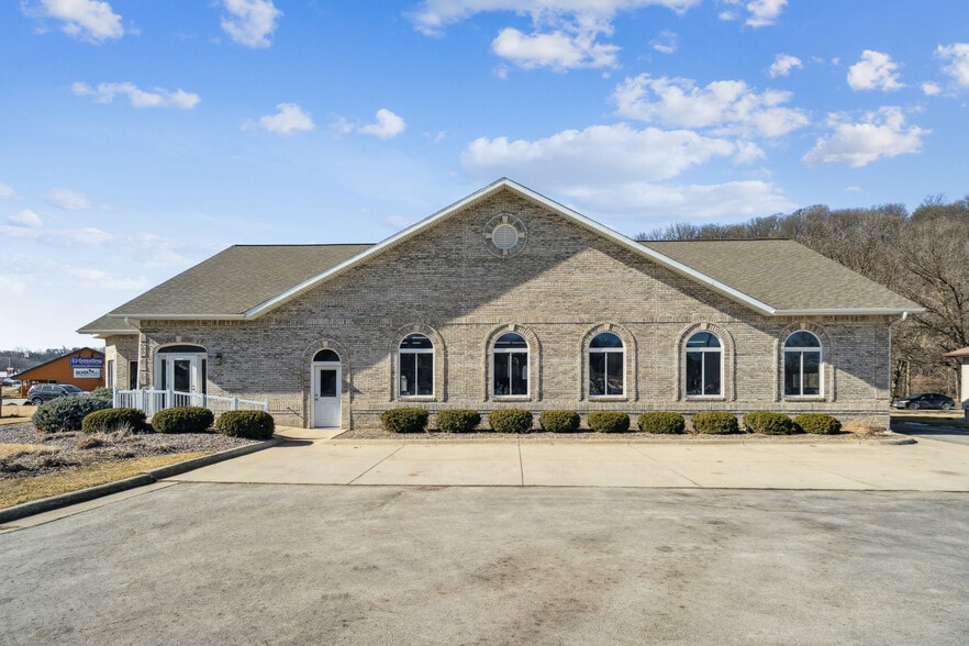 Primary Photo Of 702 Short St, Decorah Office For Sale