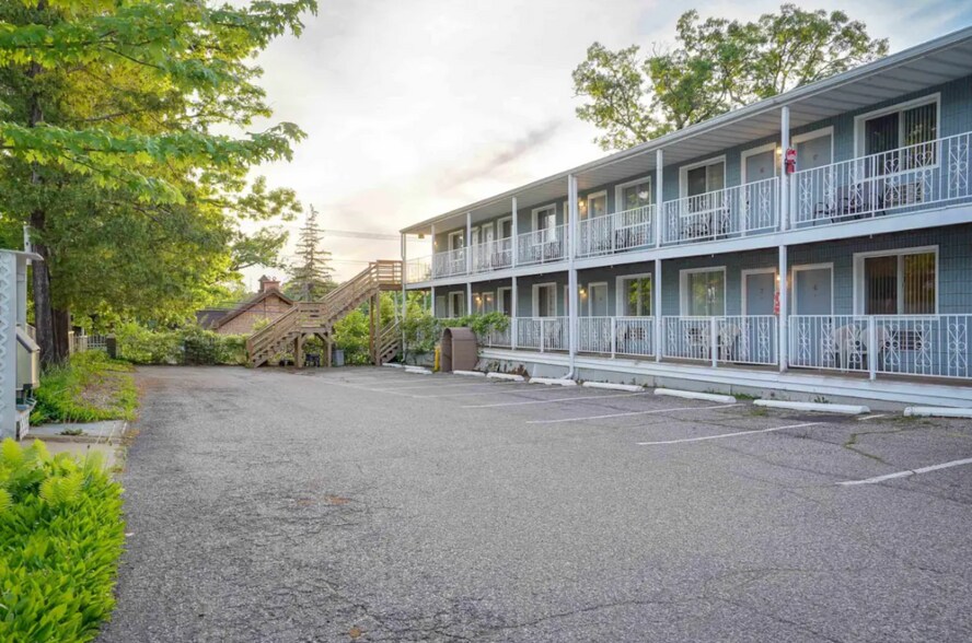 More Photos Of 211 Wisconsin Ave, Wisconsin Dells Hotel For Sale
