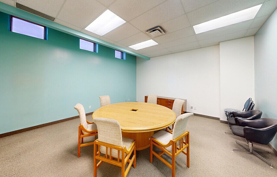 More Photos Of 547 Notre Dame Ave, Winnipeg Office For Sale