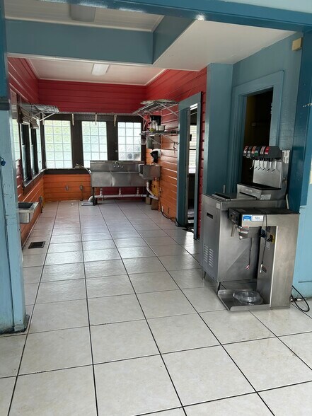 More Photos Of 658 West Ave, Clermont Restaurant For Lease