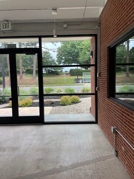 More Photos Of 1914 W Morehead St, Charlotte Office For Sale