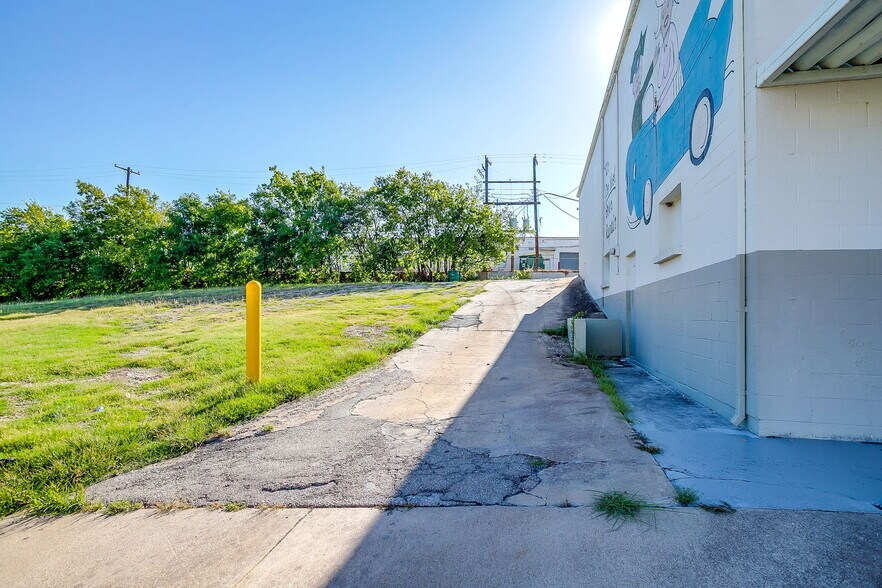 More Photos Of 5323-5325 Woodway Dr, Fort Worth General Retail For Sale