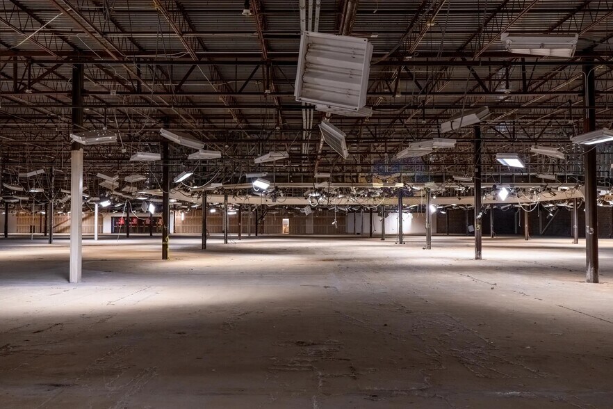 More Photos Of 2000 S Expressway 83, Harlingen Department Store For Lease