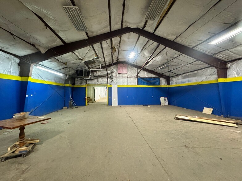More Photos Of 304 W Second St, East Syracuse Warehouse For Lease