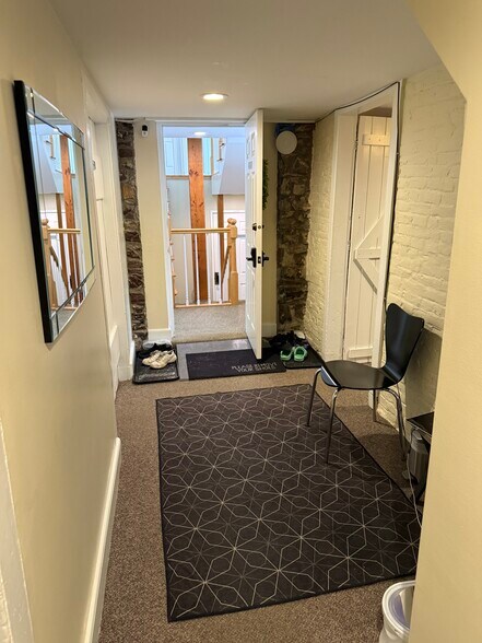 More Photos Of 35 King St, Burlington Office For Lease