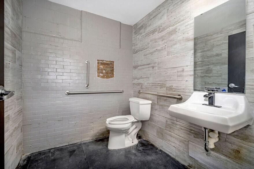 More Photos Of 331 E 13th St, Cincinnati Bar For Sale