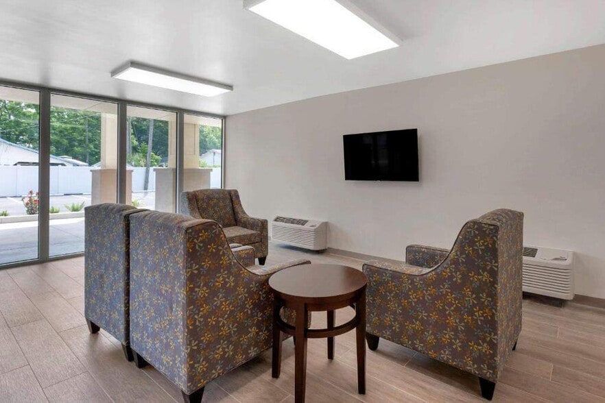 More Photos Of 2595 54th Ave N, Saint Petersburg Hotel For Sale