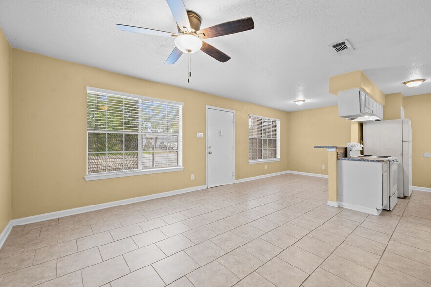 More Photos Of 601 E Coombs St, Alvin Apartments For Sale