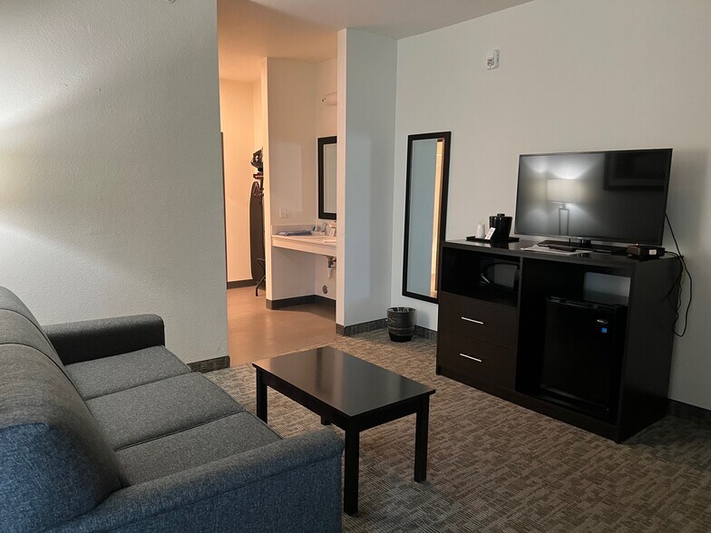 More Photos Of 711 Commercial Ave, Eagle Grove Hotel For Sale