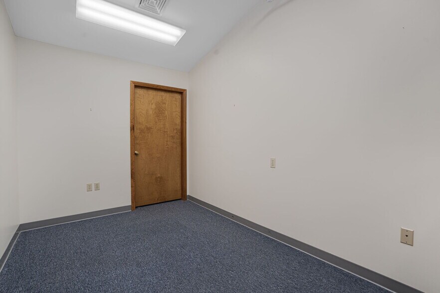 More Photos Of 24 Salt Pond Rd, Wakefield Medical For Sale
