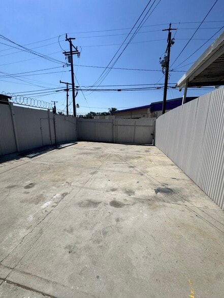More Photos Of 13426 Telegraph Rd, Whittier Warehouse For Lease