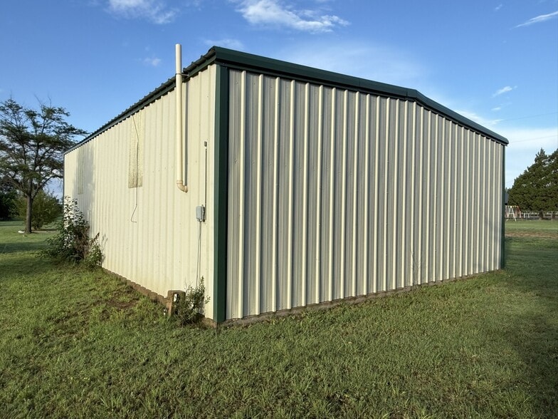 More Photos Of 1020 E Marshall Howard Blvd, Littlefield Warehouse For Sale