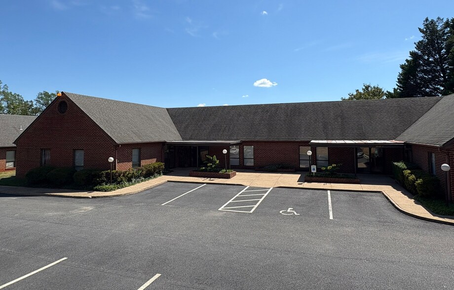 Primary Photo Of 3040 Berkmar Dr, Charlottesville Medical For Lease