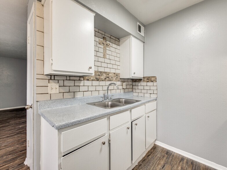 More Photos Of 911 W Wheatland Rd, Dallas Apartments For Sale