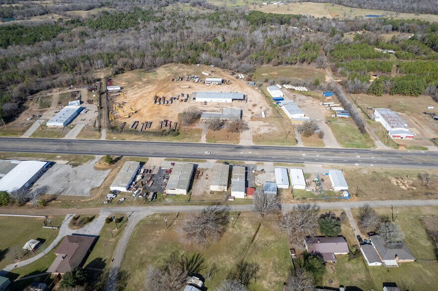 More Photos Of 5424 W Oak St, Palestine Showroom For Lease