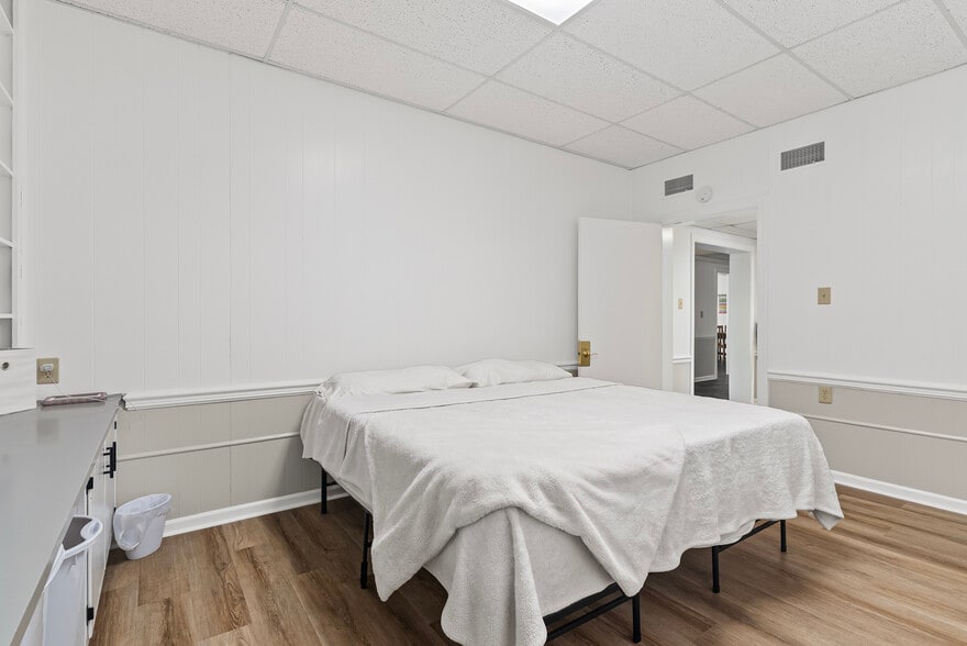 More Photos Of 525 7th St, Altavista Office For Sale