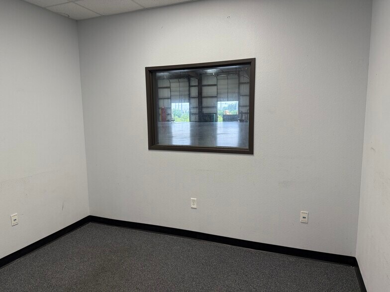 More Photos Of 1000 Schroeder Dr, Waco Warehouse For Lease