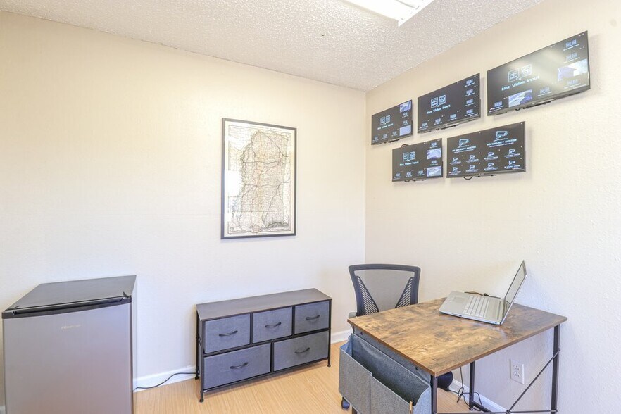 More Photos Of 1005 W Birch Dr, Gulfport Apartments For Sale