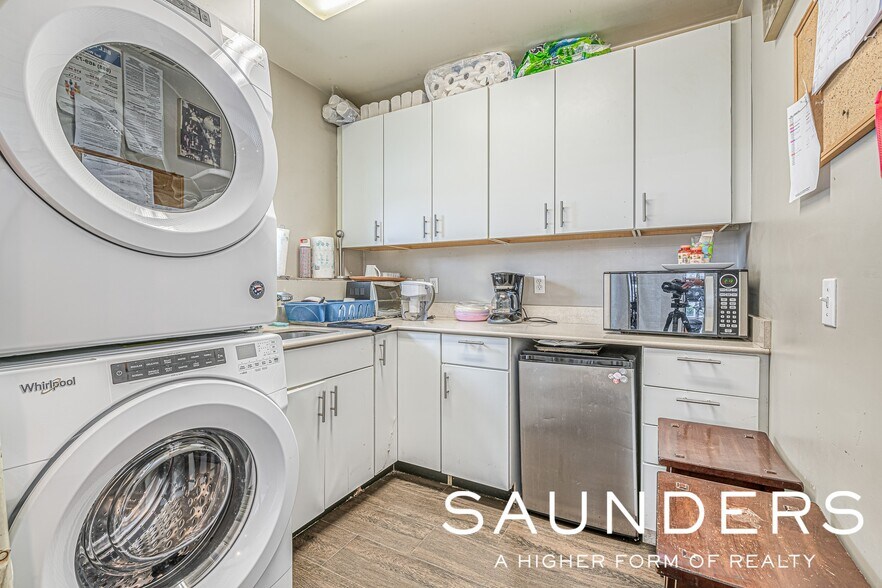 More Photos Of 19 Corwith Ave, Bridgehampton Storefront For Sale