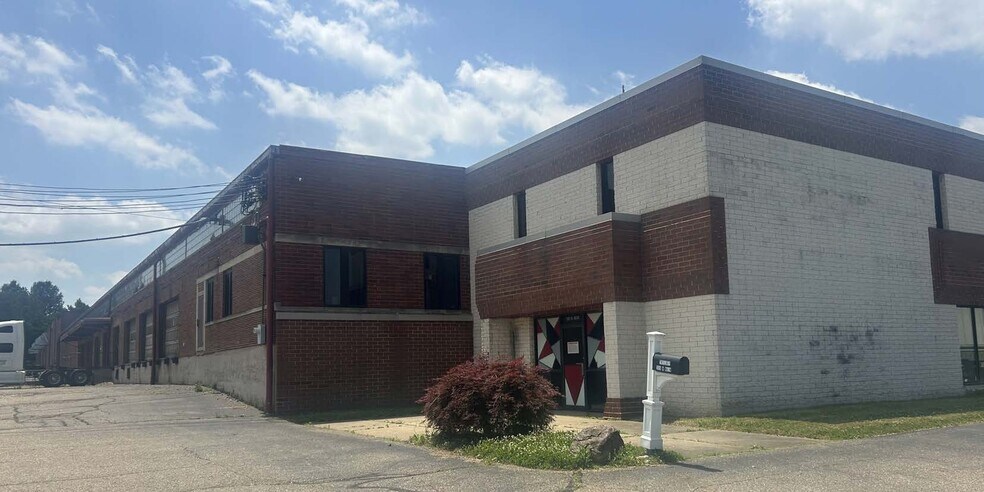 More Photos Of 500 W Main St, Alliance Warehouse For Lease