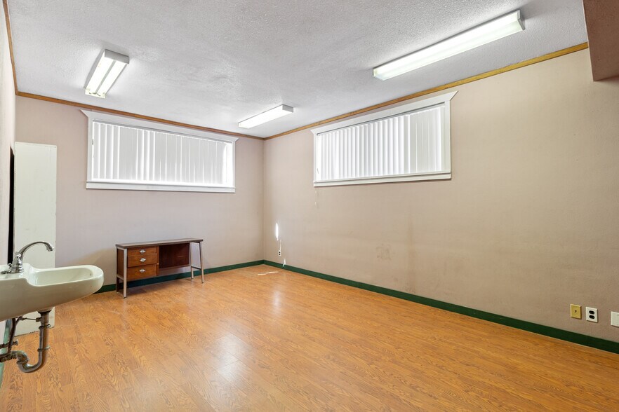 More Photos Of 116 E Robert S Kerr Blvd, Wynnewood Medical For Sale