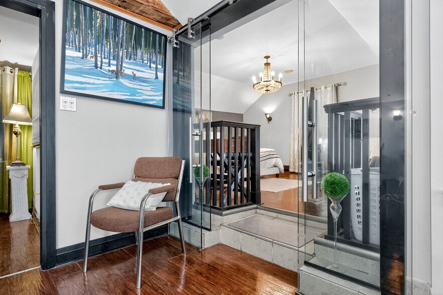 More Photos Of 49 Mary St, Barrie Restaurant For Sale