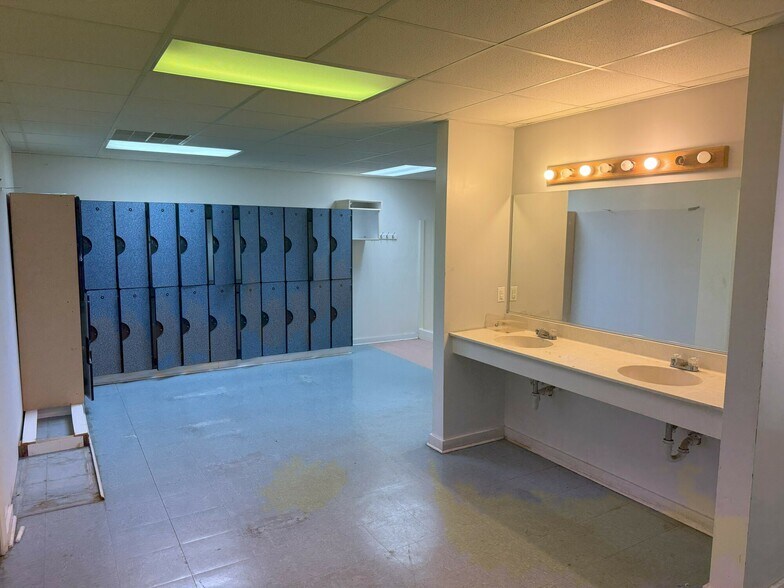 More Photos Of 1709 US-258, Tarboro Warehouse For Lease