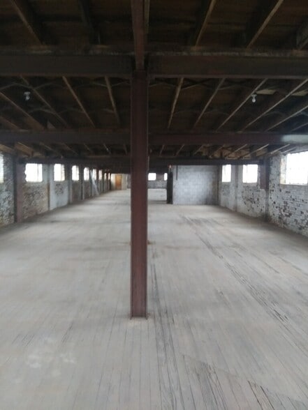 More Photos Of 228 E Washington St, Shelbyville Warehouse For Sale