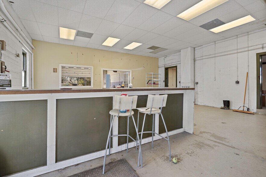 More Photos Of 43 E Colonial Hwy, Hamilton Restaurant For Sale