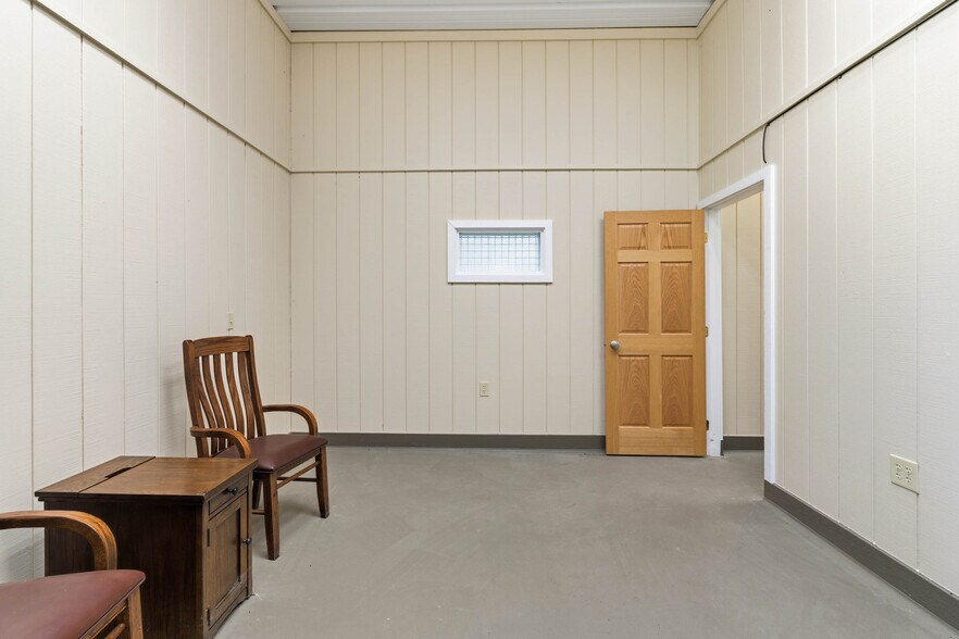 More Photos Of 7820 SE Vandalia Dr, Runnells Veterinarian Kennel For Sale
