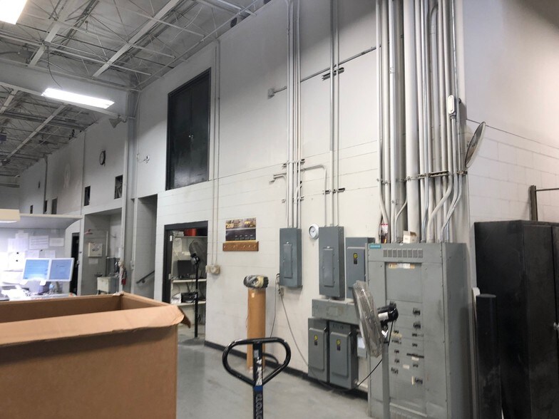 More Photos Of 1202 Thomas Beck Rd, Des Moines Flex For Lease