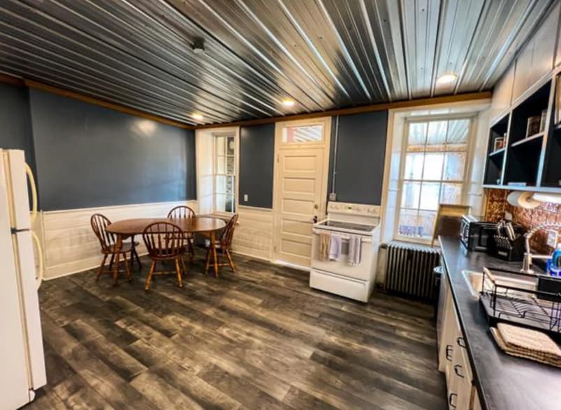More Photos Of 243 High St, Mineral Point Flex For Sale
