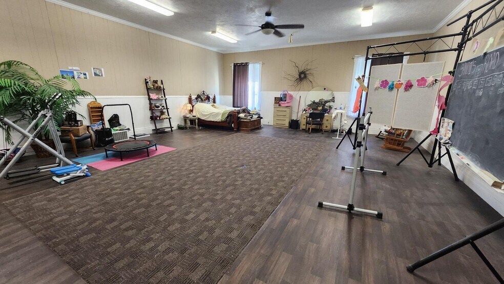 More Photos Of 224 S State St, Shelley Flex For Sale