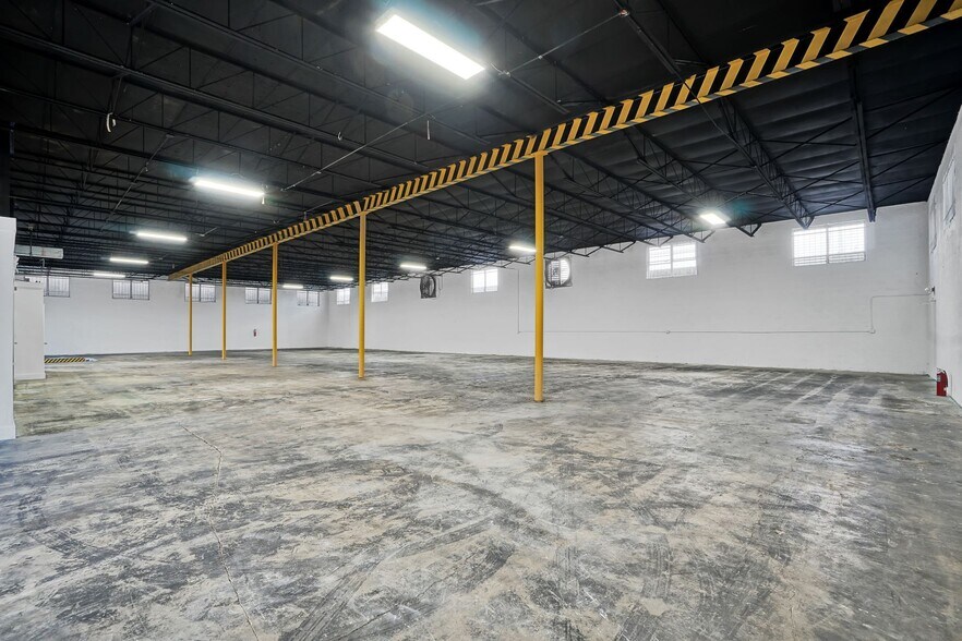 More Photos Of 507 W 17th St, Hialeah Warehouse For Sale