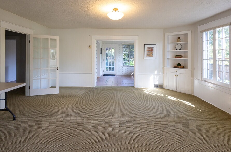 More Photos Of 20255 Willamette Dr, West Linn Specialty For Sale