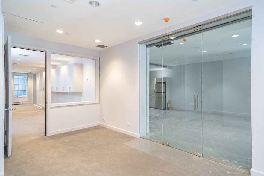 More Photos Of 31 W 54th St, New York Storefront Retail Office For Sale