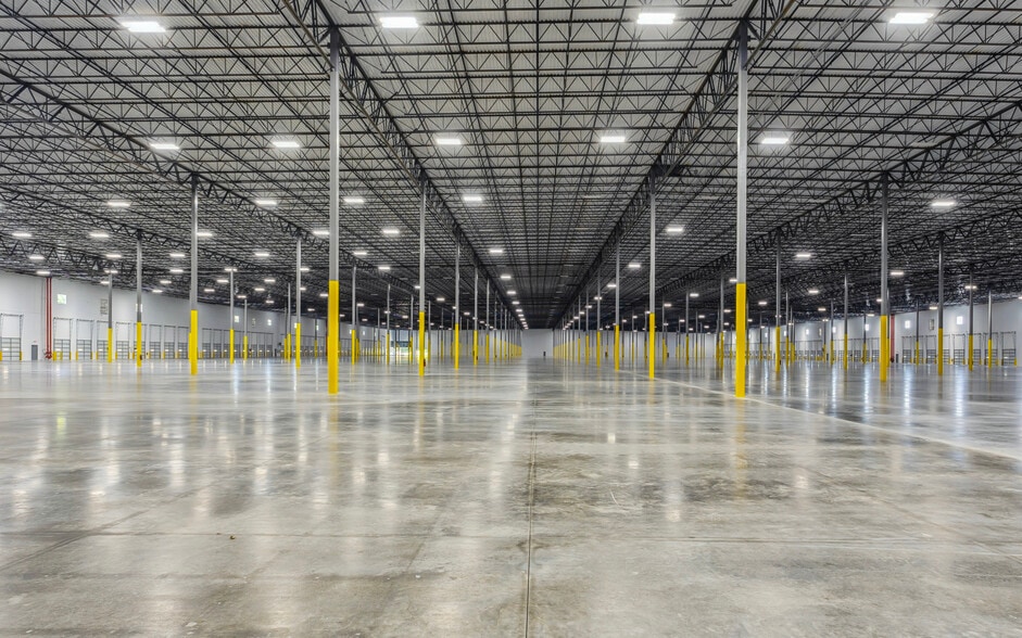 More Photos Of 175 Candler Rd, Stockbridge Warehouse For Lease