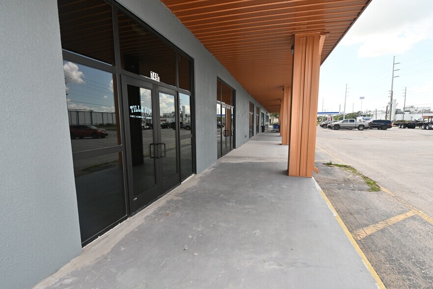 More Photos Of 749 S Central Ave, Umatilla Storefront For Sale