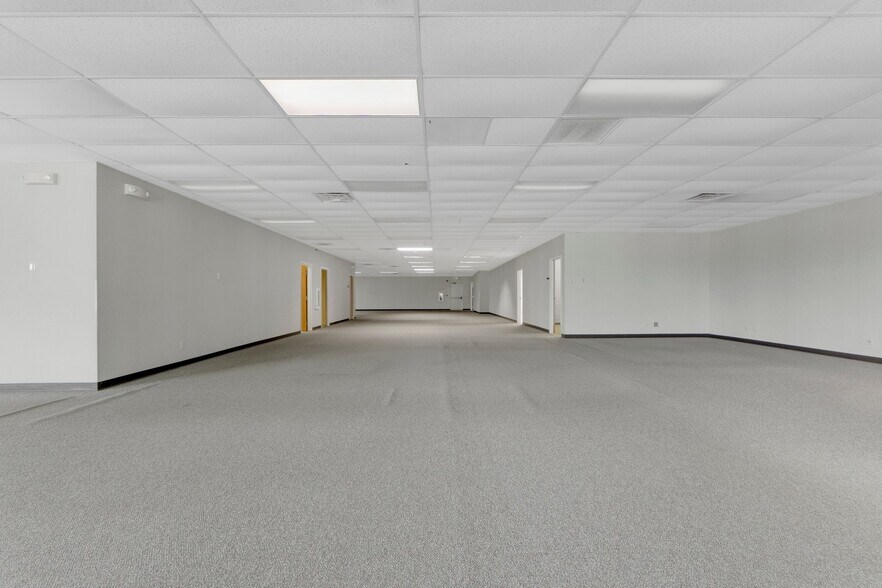 More Photos Of 8645 E Backwater Rd, North Webster Showroom For Lease